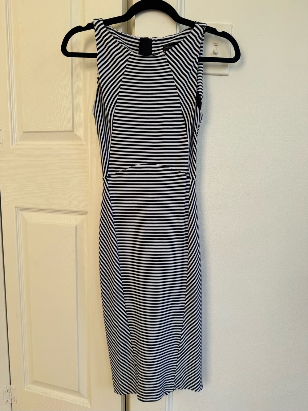 Banana Republic midi dress . Black and white . Size 0 petite
